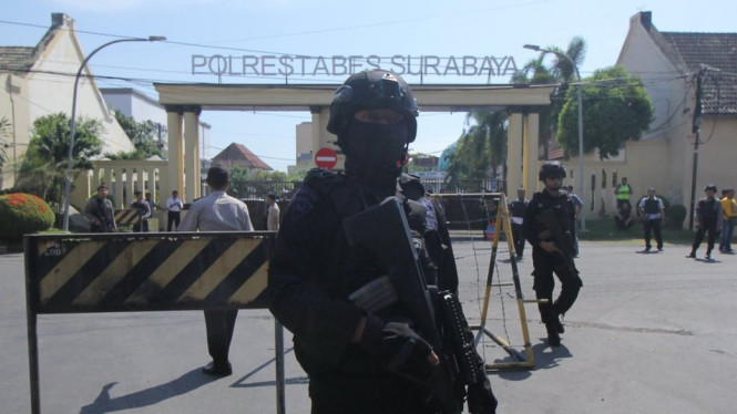 Densus 88 Antiteror Polri sedang berjaga di depan Mapolrestabes Surabaya, Jawa Timur.