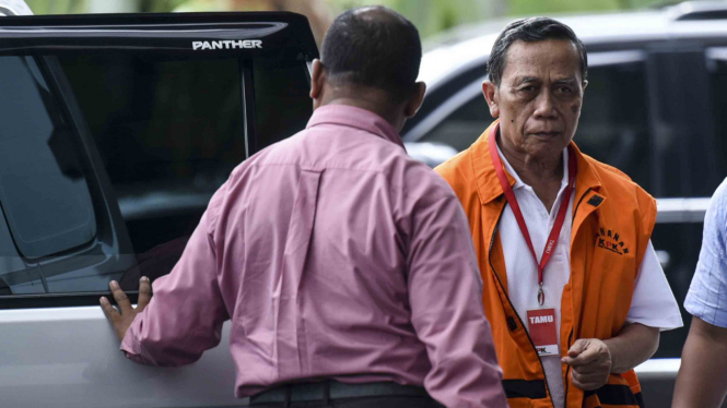 Anggota Komisi IX DPR fraksi Partai Demokrat, Amin Santono (kanan) 