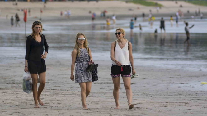 Wisatawan berwisata di kawasan Pantai Kuta, Badung, Bali