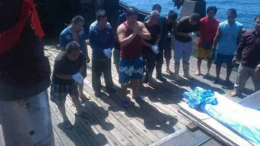 Jenazah ABK dibuang ke laut.