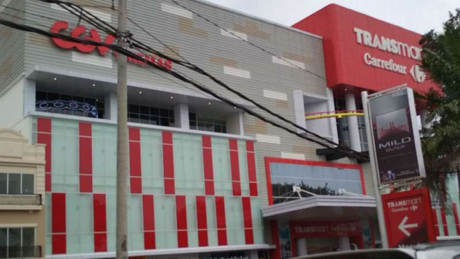 Gedung Transmart di Bandar Lampung dikejutkan penemuan kotak kecil yang dicurigai bom pada pada Selasa, 16 Mei 2018.