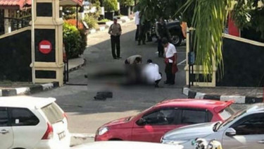 Dua mayat di gerbang Mapolda Riau.