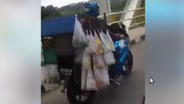 Tukang sayur jajakan dagangan dengan Ninja RR.