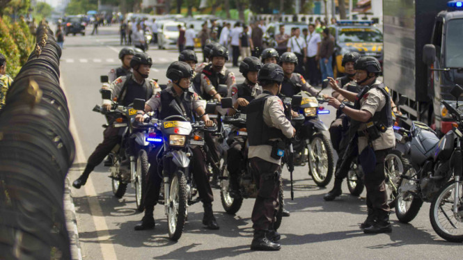 Sejumlah petugas kepolisian bersiaga.