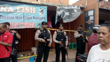Aparat polisi berjaga saat penggerebekan teroris di Cileduk.