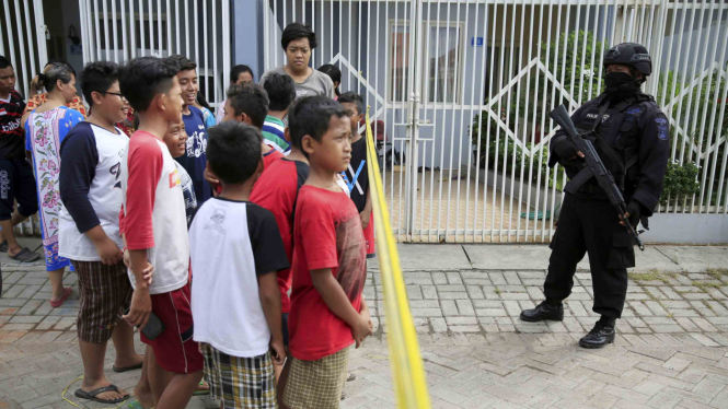 Anggota Densus 88 berjaga di lokasi penggerebekan teroris di Surabaya