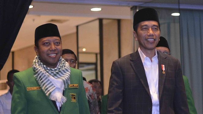 Presiden Joko Widodo (kanan) didampingi Ketua Umum DPP PPP, Romahurmuziy (kiri) 
