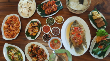Menu hidangan di Gubug Makan Mang Engking di Ancol.