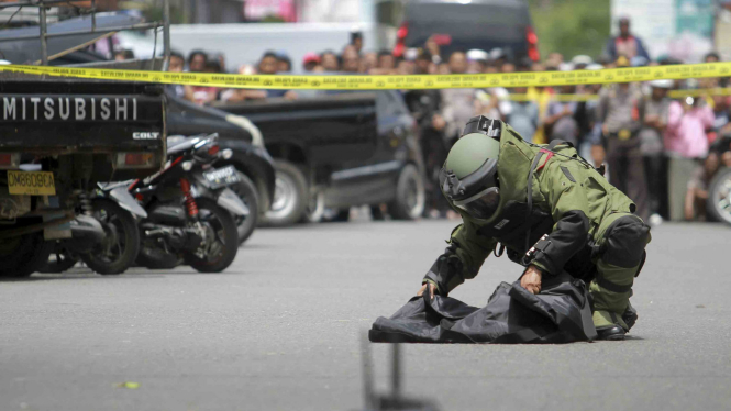Personel Gegana Brimob saat mengamankan sebuah benda mencurigakan di keramaian beberapa waktu lalu.