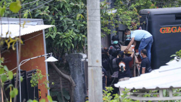 Tim Densus 88 memasukkan kardus yang diduga berisi peledak