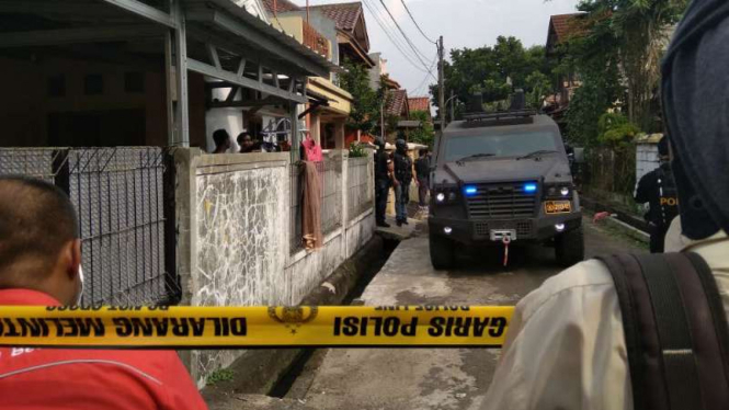 Tim Densus 88 menggerebek rumah terduga teroris di Jalan Gempol, Kunciran, Tangerang, Banten.