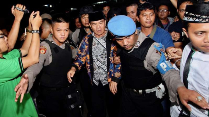 Penangkapan Bupati Bengkulu Selatan Dirwan Mahmud (tengah)