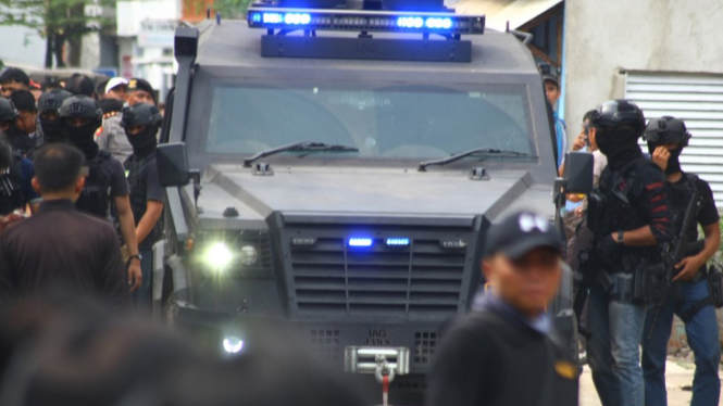 Satuan polisi anti-terorisme Densus 88 melakukan penggerebekan rumah terduga teroris.