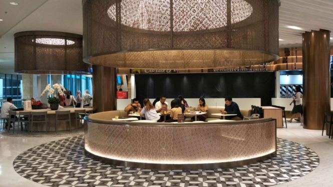 Dekorasi modern dengan sentuhan tradisional di food court Plaza Senayan.