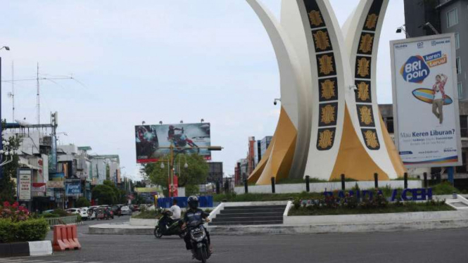 Kawasan simpang lima kota Banda Aceh terlihat sepi.