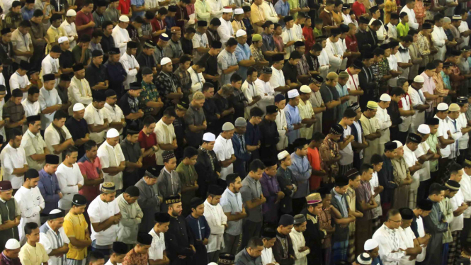 Ilustrasi umat muslim menjalankan ibadah salat Tarawih.