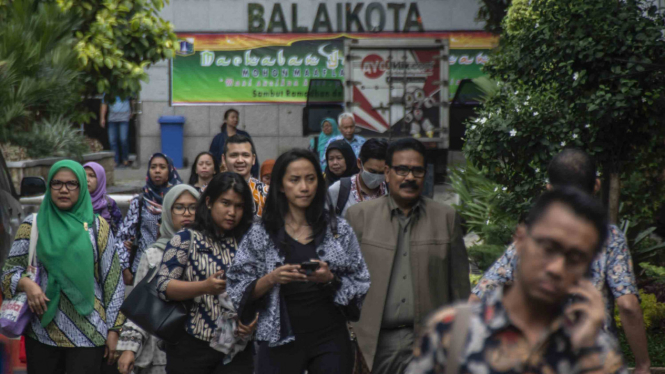 Sejumlah Pegawai Negeri Sipil (PNS) saat pulang kantor dari Balai Kota beberapa waktu lalu.