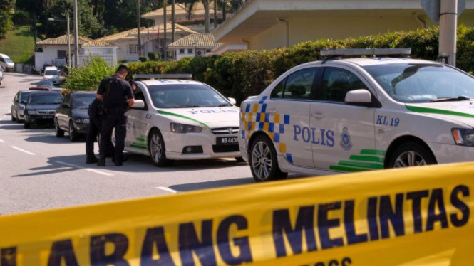 Jalan masuk ke kediaman mantan Perdana Menteri Malaysia Najib Razak ditutup, Kamis, 17 Mei 2018.