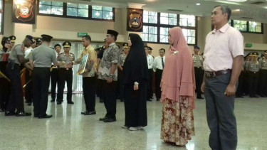 Kapolri Jenderal Tito Karnavian menyerahkan bantuan rumah untuk enam polisi yang gugur dalam kerusuhan Mako Brimob.