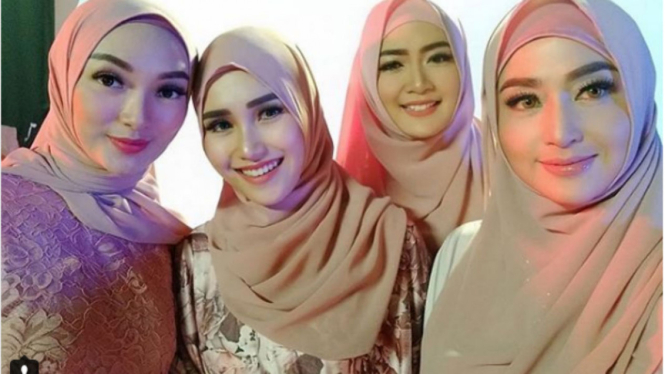 Zaskia Gotik, Ayu Ting Ting, Vega Darwanti