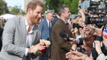 Pangeran Harry menerima hadiah dari rakyat Inggris