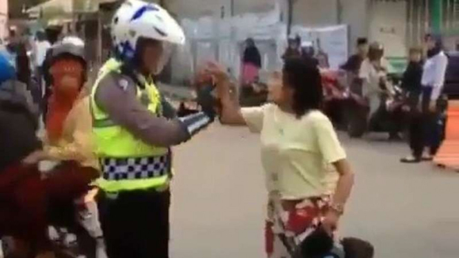 Emak-emak gampar polisi