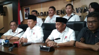 Pasangan Sudrajat Syaikhu di kantor Bawaslu.