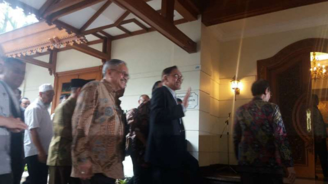 Anwar Ibrahim (tengah)