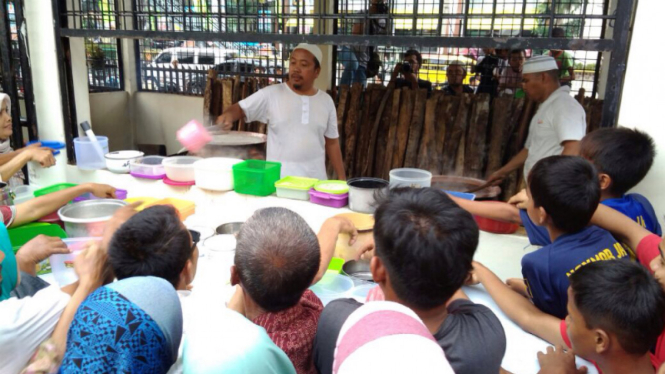 Pembagian bubur legendaris di Masjid Raya Al Mashun Medan