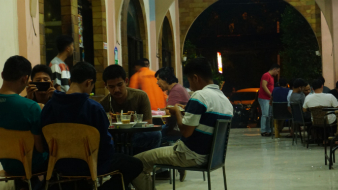 Pengunjung warung kopi di Banda Aceh, yang ramai dikunjungi seusai salat tarawih.