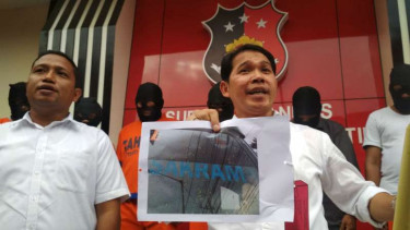 Polisi merilis tersangka pemeras perusahaan angkutan barang di Markas Polda Jatim, Surabaya, pada Senin, 21 Mei 2018.