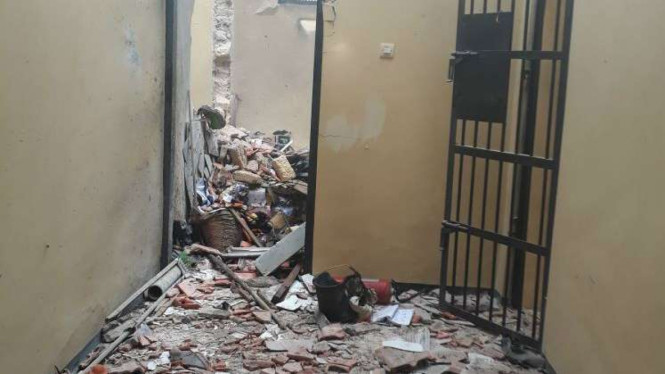 Kantor Polsek Giligenting, Kabupaten Sumenep, Madura hancur terkena bom bondet.