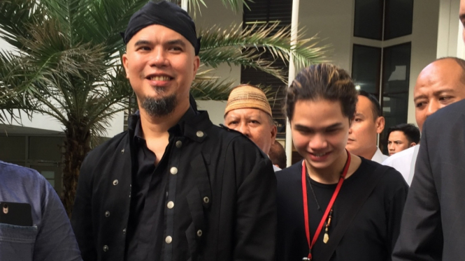 Ahmad Dhani (kiri)