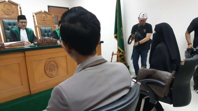 Dian hadir di persidangan cerai Opick