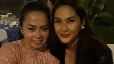 Maryati Tohir (munaroh) bersama bintang sinetron Si Doel, Maudy Koesnadi