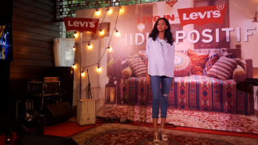 Padu padan dengan kemeja denim
