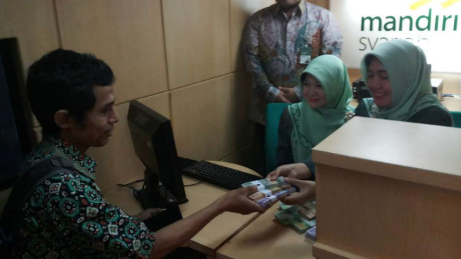 Penukaran uang mobil bank di lapangan IRTI Monas. 
