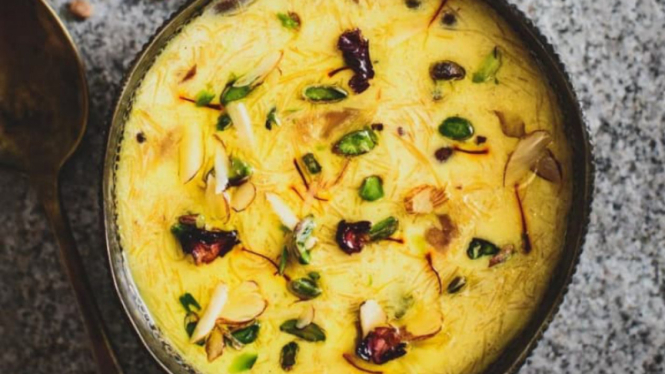 Sheer khurma atau susu dengan kurma.