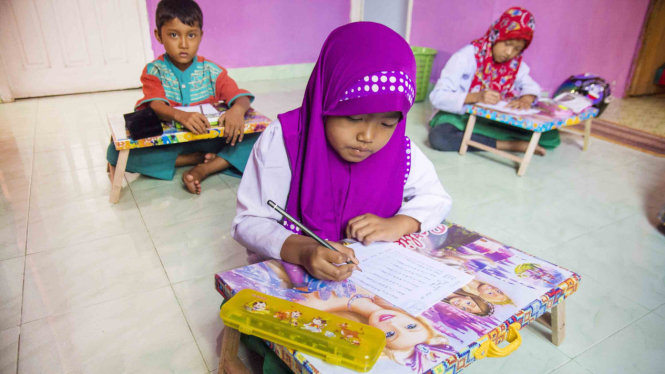 Sekolah anak jalanan dan putus sekolah dari keluarga tak mampu.