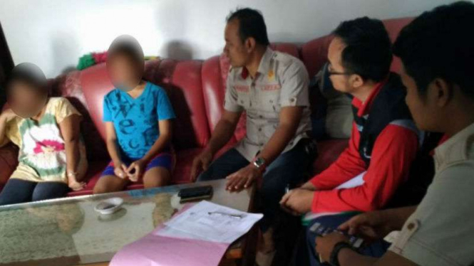 Siswi SMP yang hamil dari hubungannya dengan seorang murid SD saat ditemui petugas di rumahnya di Kabupaten Tulungagung, Jawa Timur, pada Rabu, 23 Mei 2018.