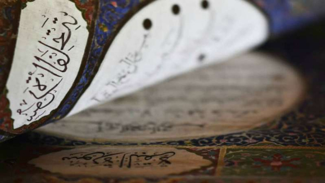 Mushaf Alquran yang ditulis tangan di atas kain sutera oleh seniman Afghanistan