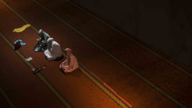 Suasana ibadah di Masjid.