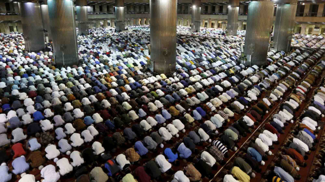 Sorot ghirah - Umat muslim melaksanakan salat tarawih pertama di Masjid Istiqlal, Jakarta