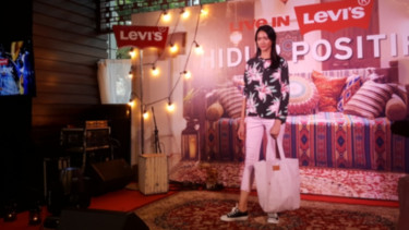 Gaya busana Levi's motif bunga