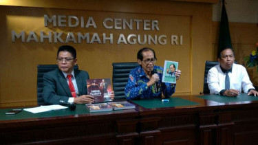 Hakim Agung Artidjo Alkostar (tengah) pensiun
