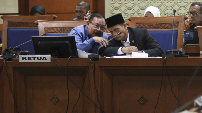 Ketua Pansus RUU Antiterorisme Muhammad Syafii (kanan) berbincang dengan Wakil Ketua Supiadin AS (kiri)