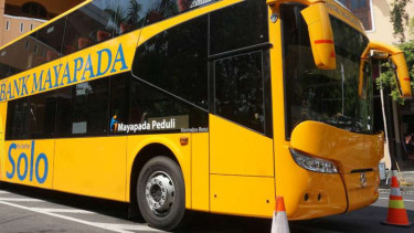 Bus tingkat untuk wisata di kota Solo, Jawa Tengah.