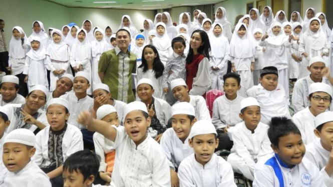 Eda dan Intania Bakrie bukber bareng 100 anak yatim.