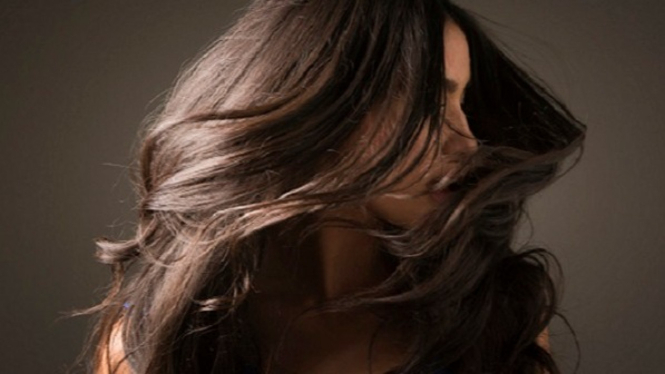 Rambut indah berkilau.