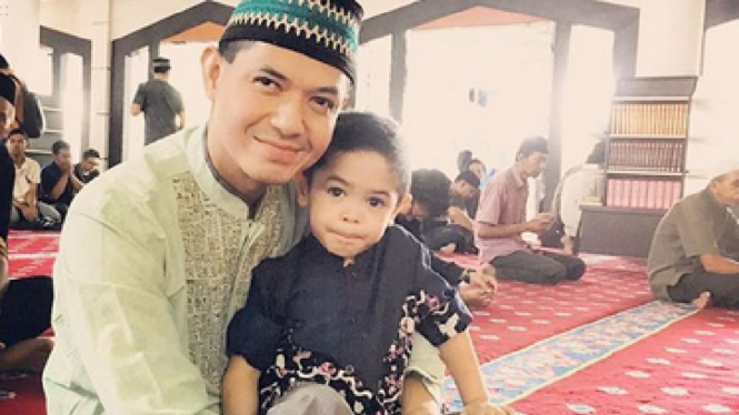 Dude Herlino dan putranya.